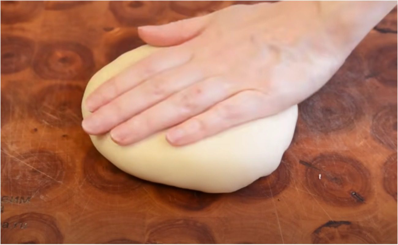 Без яєць і дріжджів: рецепт неймовірно сокових пиріжків з м'ясом