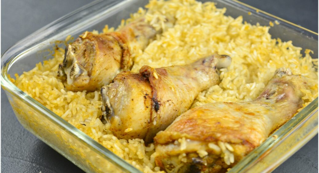 Проста лінива страва на вечерю з курячих гомілок та рису: чимось схоже на плов, але готується вдвічі швидше 