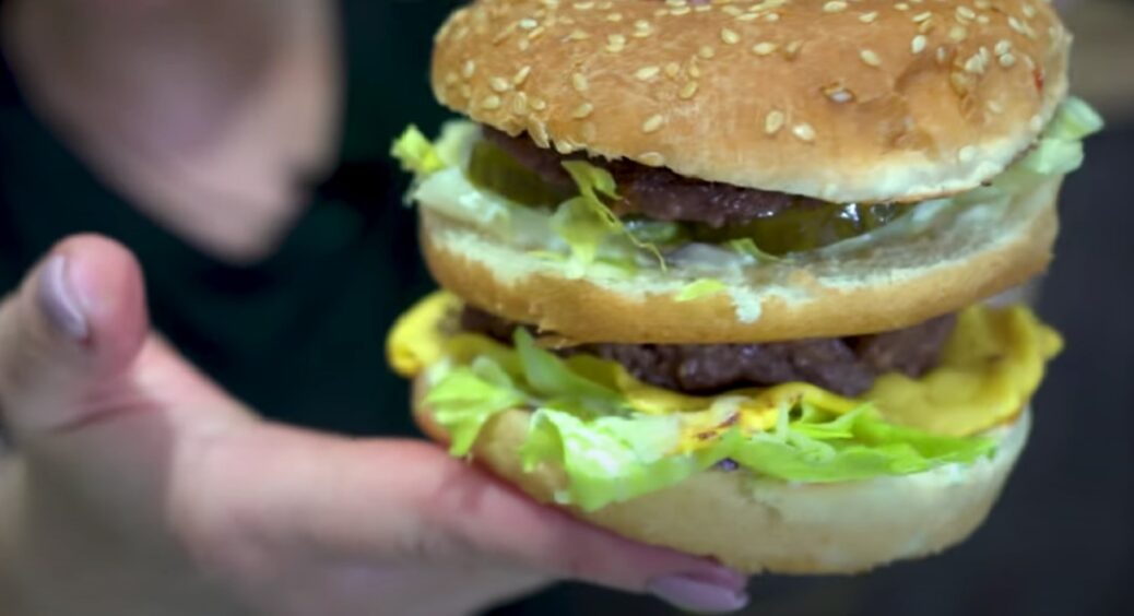 Як зробити популярний гамбургер Біг Мак з Макдональдса на домашній кухні? Знадобиться лише 10 хвилин 