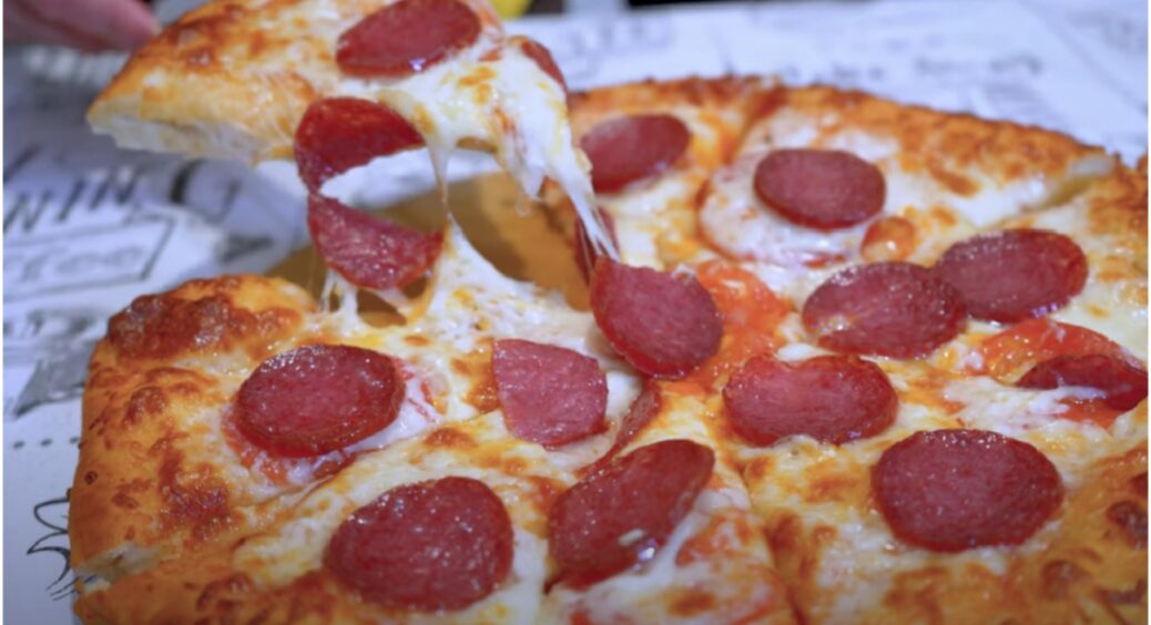 Італійці б оцінили: кулінари знайшли найвдаліший рецепт домашньої піци – тісто та начинка просто ідеальні 