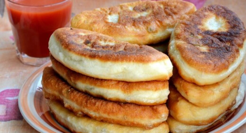 Пиріжки з картоплею та грибами без духовки за особливим бабусиним рецептом: впорається навіть початківець 