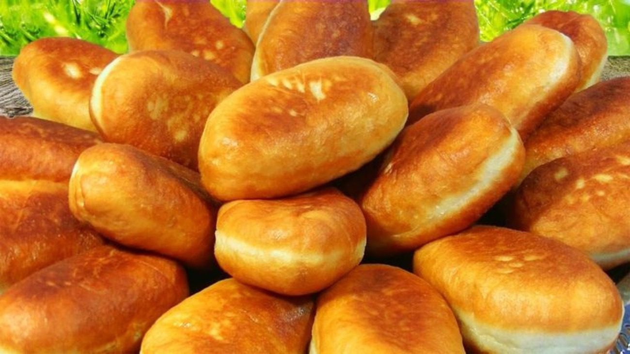 Рецепт соковитих пиріжків з квашеною капустою на сковорідці