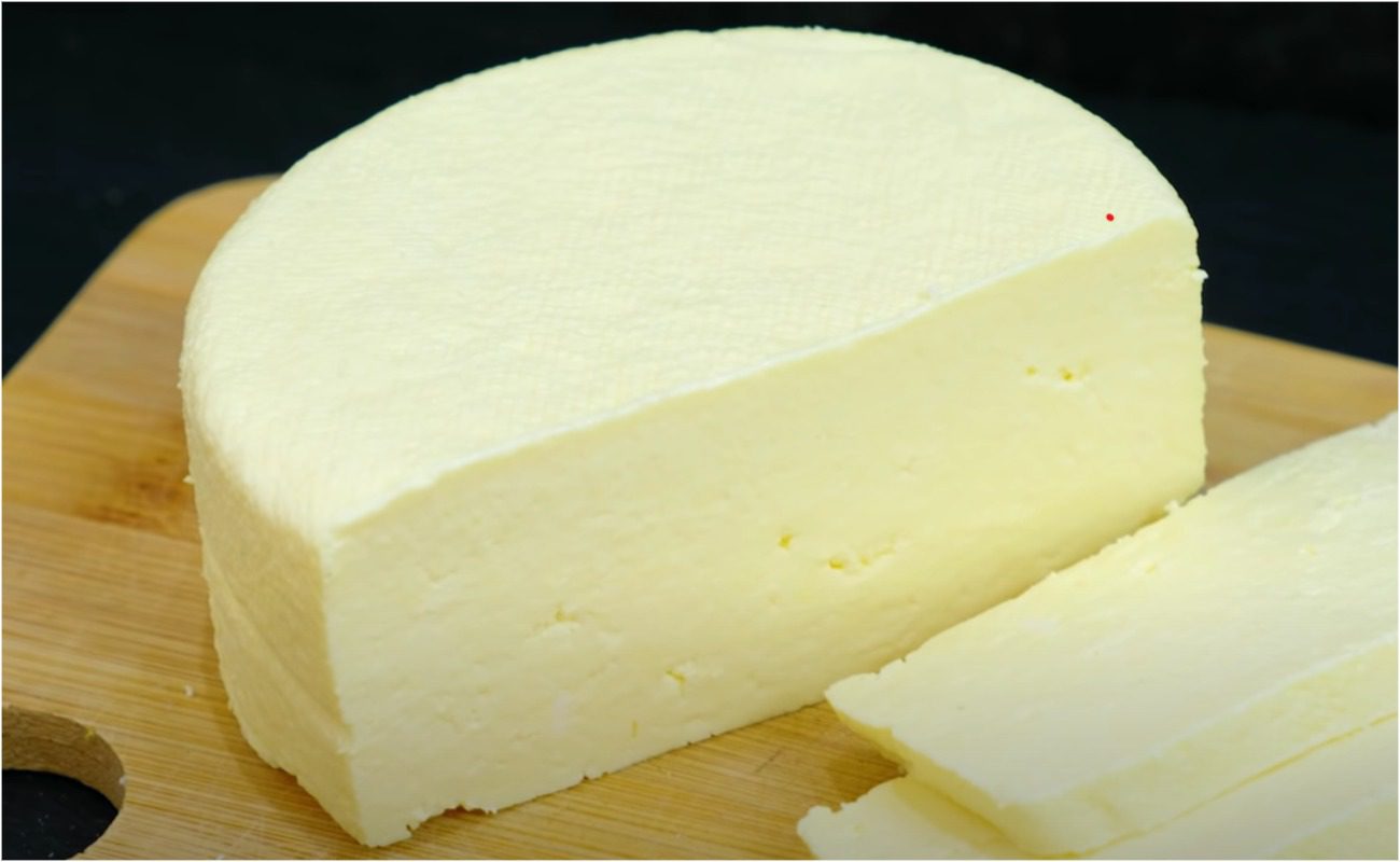 Всього три інгредієнти: рецепт ніжного домашнього сиру за 10 хвилин