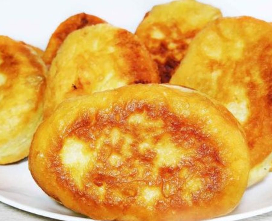 Рецепт соковитих пиріжків з картоплею на сковороді: швидко, просто та смачно