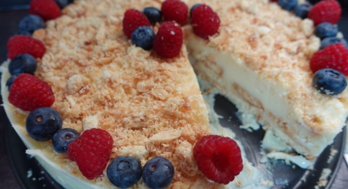 Лінивий торт “Наполеон” без випічки: найкращий десерт, що прикрасить будь-який святковий стіл 