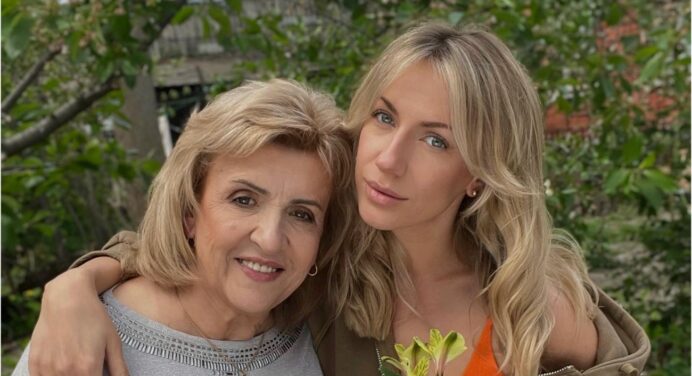 Мама Лесі Нікітюк раптово стала блогером: перший ролик із оглядом обновки для доньки – халата з “Єврошопа” 
