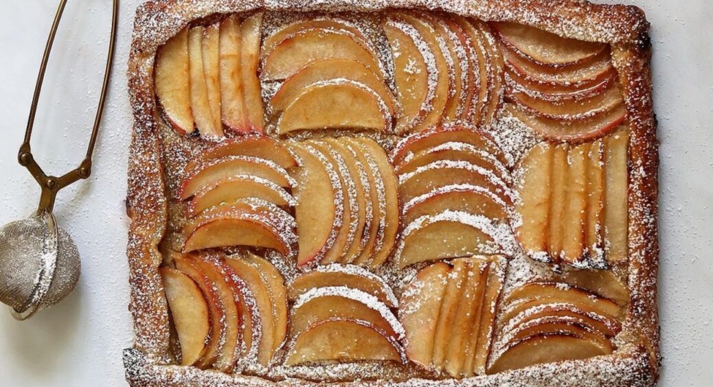 Манний пиріг на кефірі з грушами та волоськими горіхами: простий десерт, коли гості завітали зненацька 