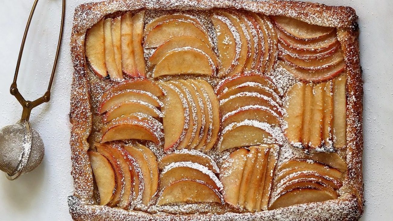 Найкращий смаколик до чаю та кави: манний пиріг на кефірі з грушами та горіхами