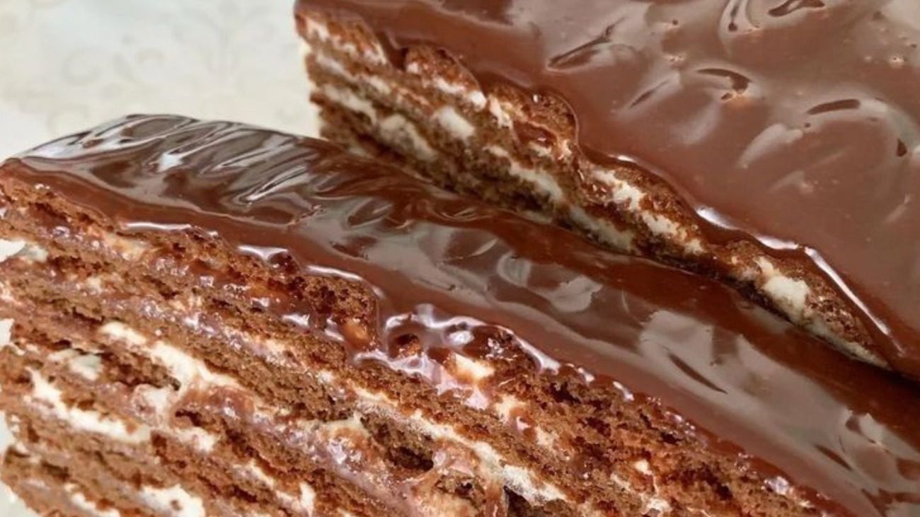 Ідеальний лінивий десерт: медовий торт в шоколадній глазурі без випічки