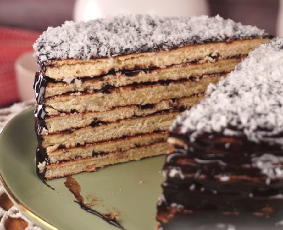 Ідеальний лінивий десерт: медовий торт в шоколадній глазурі без випічки