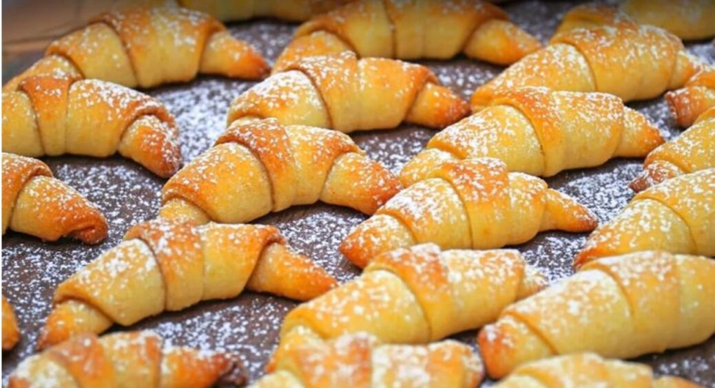 Розлітаються як гарячі пиріжки. Розсипчасті міні-рогалики з начинкою: тісто універсальне з 3 інгредієнтів 