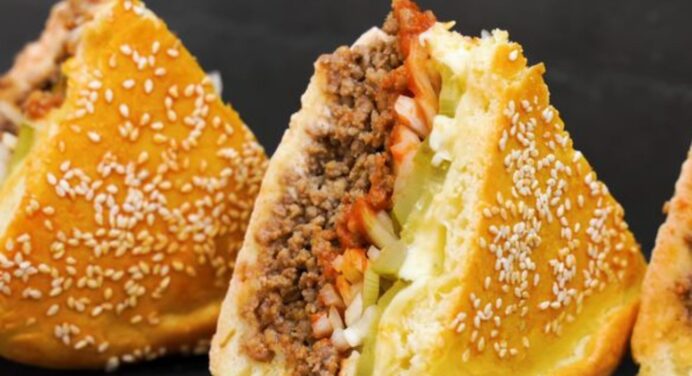 Такого ви ще не куштували: приготуйте трендовий м’ясний пиріг “Чизбургер” – ефектний смаколик, що вражає 
