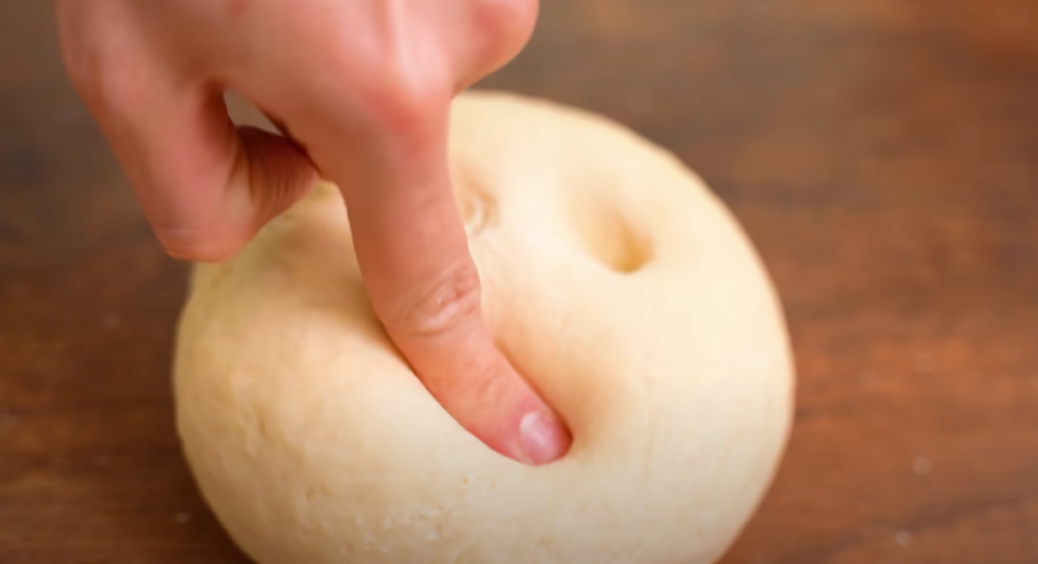 Додайте це до борошна – і вареники не склеяться у мисці. Рецепт універсального тіста, яке не розварюється 