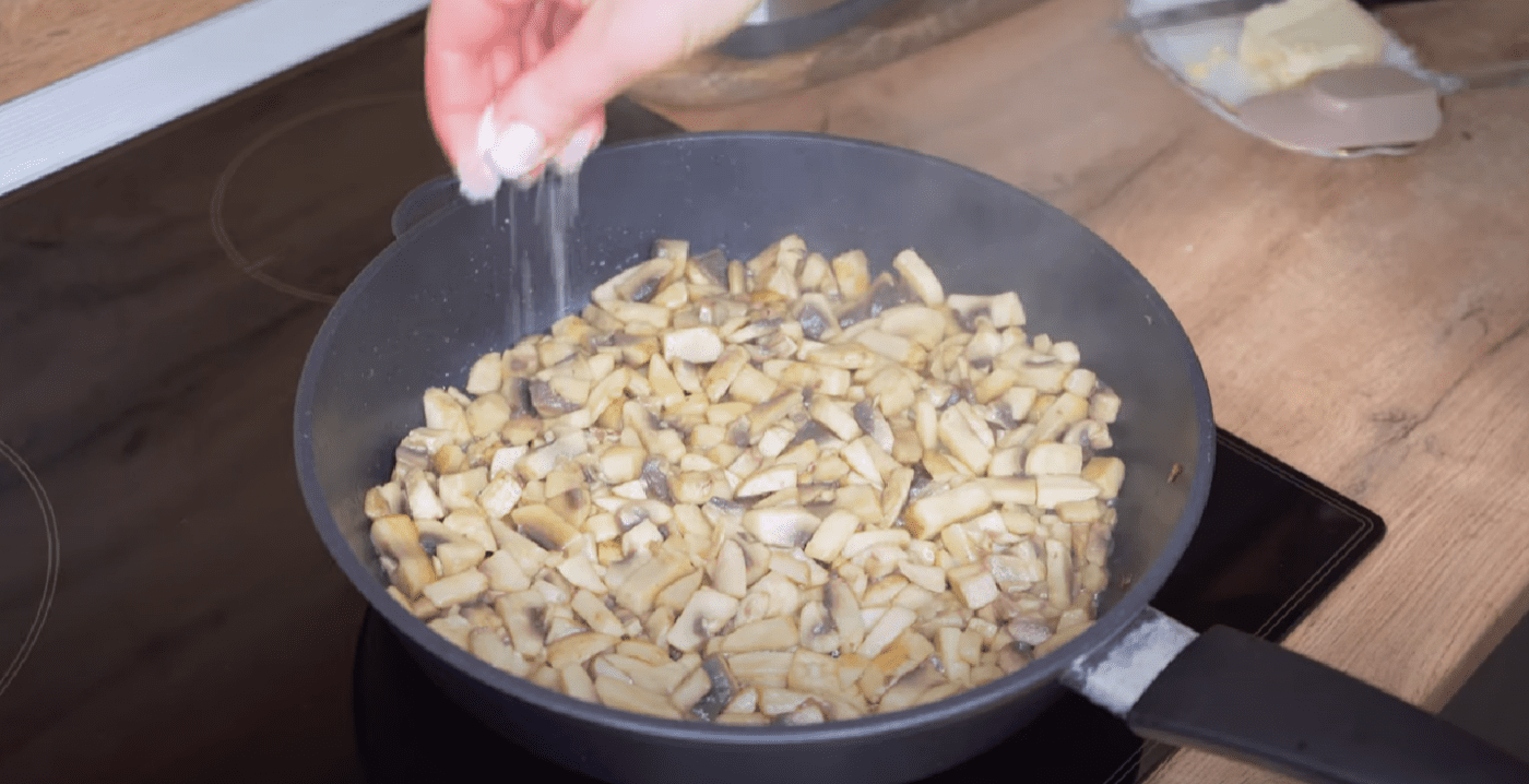 Легкий рецепт жульєна з куркою та грибами на сковороді
