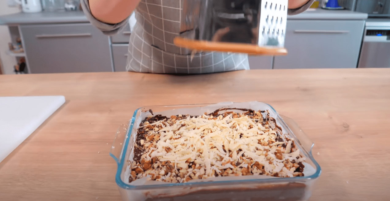 Кулінари розповіли, як приготувати ніжний тертий пиріг із абрикосовим варенням