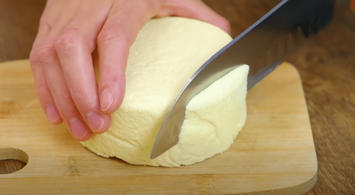 Всього три інгредієнти: рецепт ніжного домашнього сиру за 10 хвилин