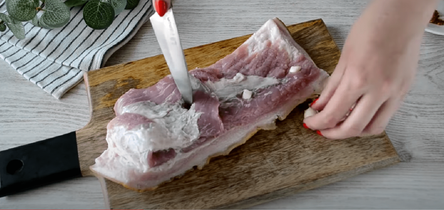 Кулінари розсекретили, як смачно запекти підчеревину в духовці