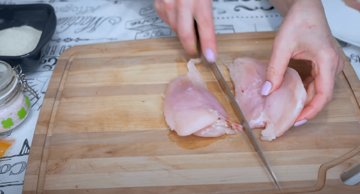 Рецепт курячого філе в панірувальних сухарях з беконом та сиром