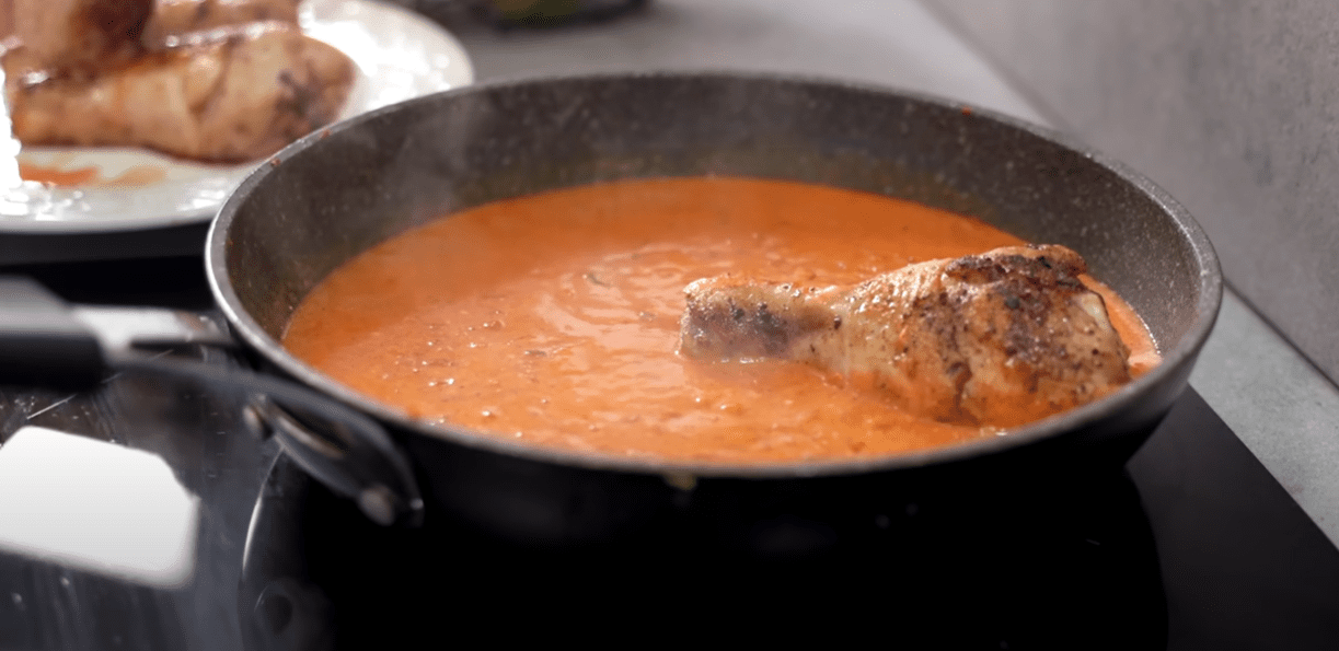 Смачні курячі ніжки в чудовому соусі на сковороді