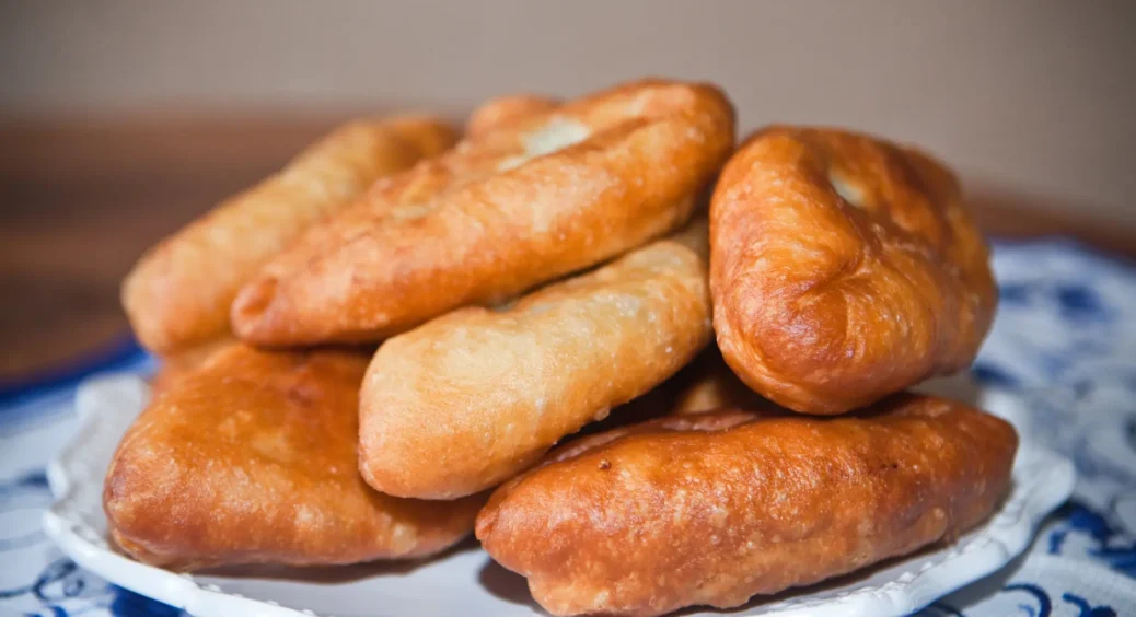 Візьміть кефір та яйце: такі рум’яні пиріжки розлетяться за лічені хвилини. Начинку можна різну на ваш смак 