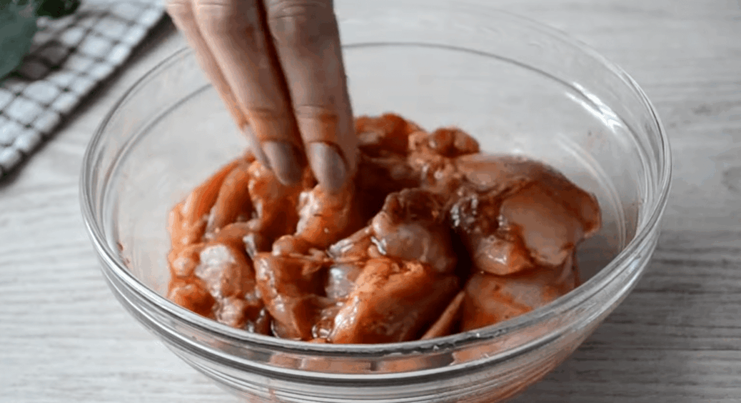 Цю ягоду додаю до соусу – і курка смакує в 100 разів краще: дуже соковито й дуже ніжно 