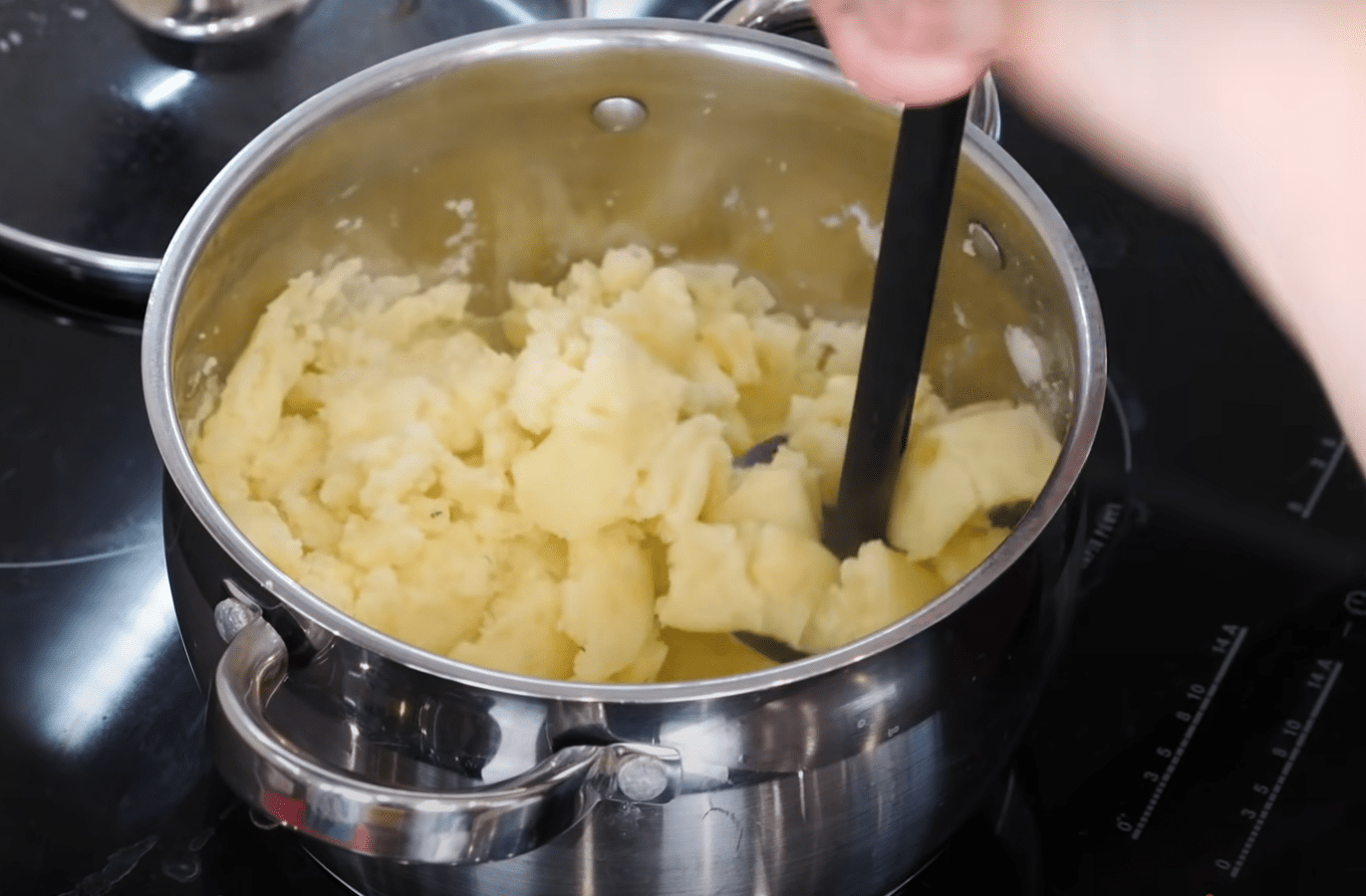 Рецепт приготування сосисок з картоплею у вафлі
