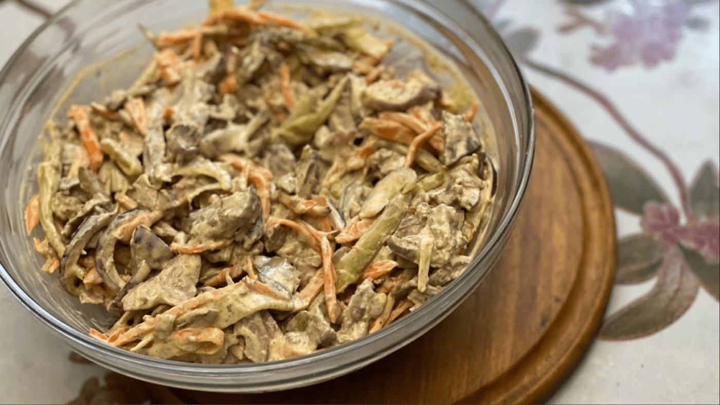 Рецепт приготування салату з чотирьох інгредієнтів