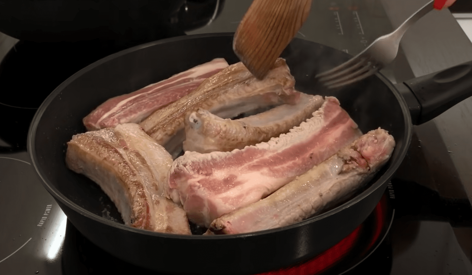 Рецепт свинячих реберець з чорносливом у томатному соусі