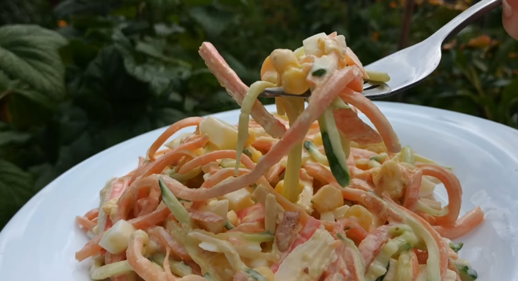 Гості проситимуть ще: салат з крабовими паличками та морквою по-корейськи. Страва із бюджетних інгредієнтів 