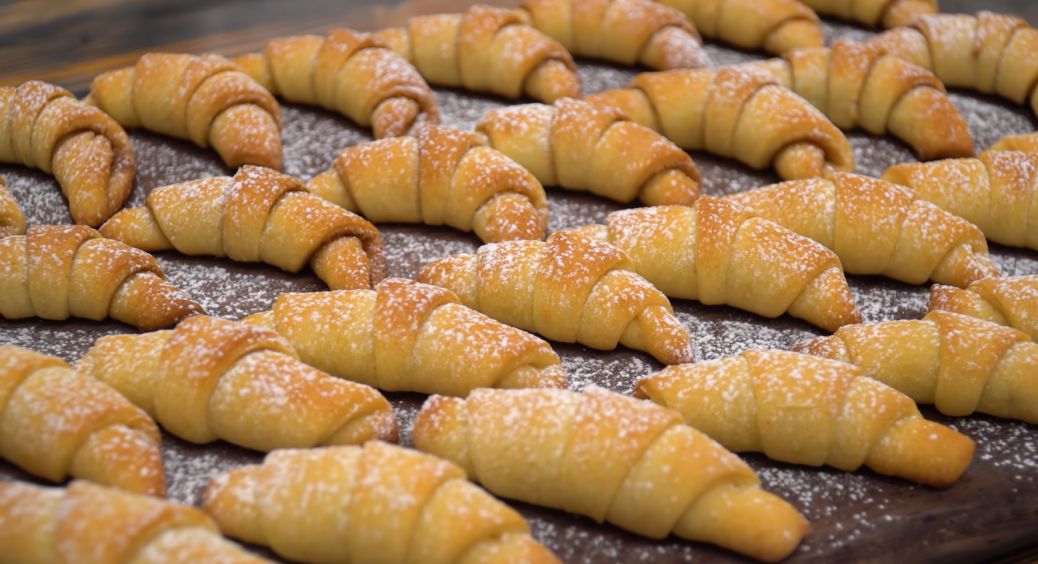 Смачна випічка за рецептом бабусі: приготування рогаликів з повидлом на молоці, які полюбляють усі діти 