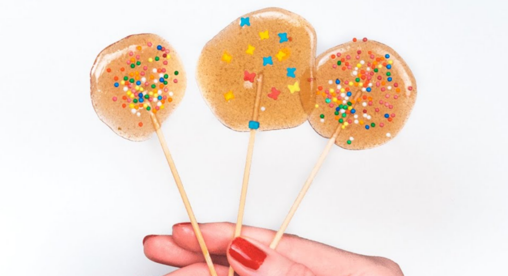 Всього два інгредієнти та мінімум часу: рецепт приготування домашніх льодяників з цукру, як у дитинстві 