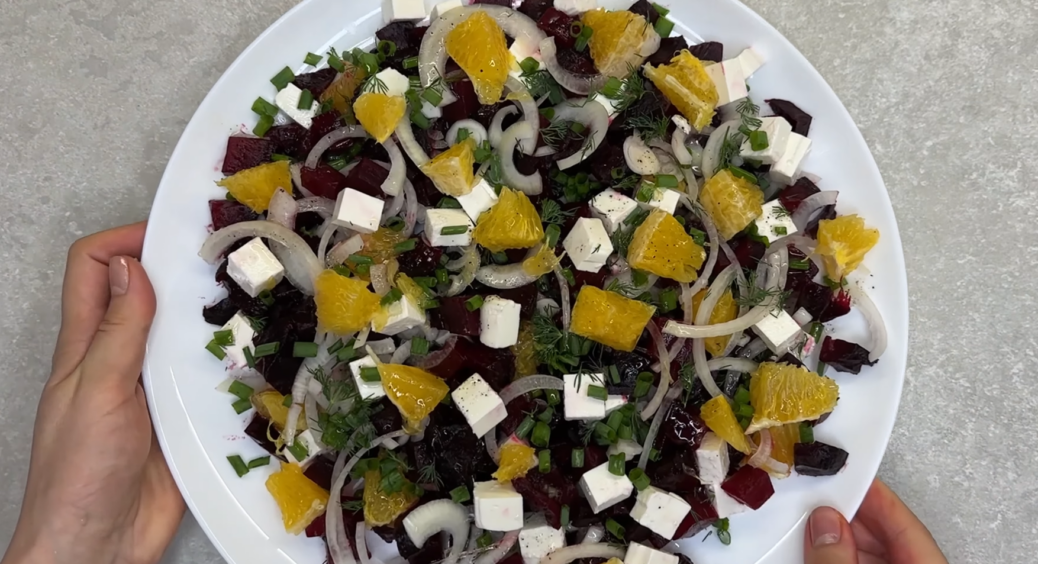 Смачний рецепт легкого салату для будь-якого приводу: проста страва з апельсином, буряком та фетою 