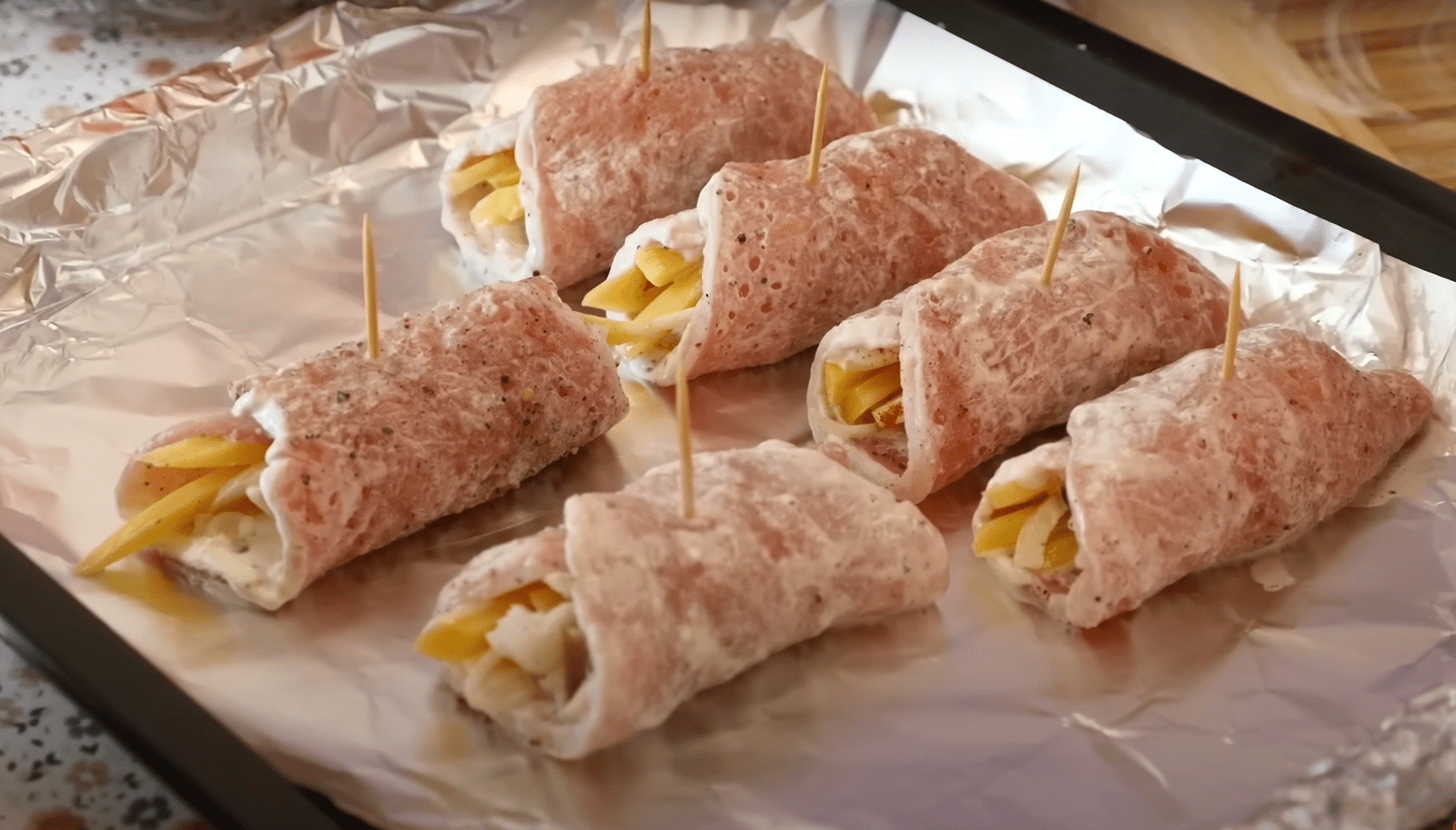 Рецепт приготування рулетиків з картоплею та маринованими огірками