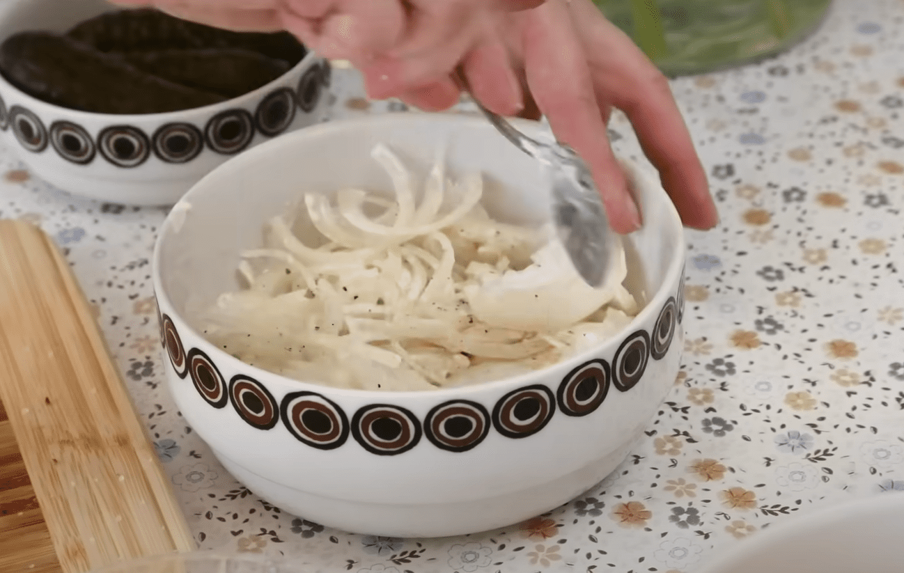 Рецепт приготування рулетиків з картоплею та маринованими огірками