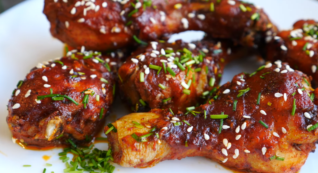 Швидше кличте гостей, цей рецепт вразить навіть вибагливих гурманів: соковиті курячі гомілки в соусі барбекю 