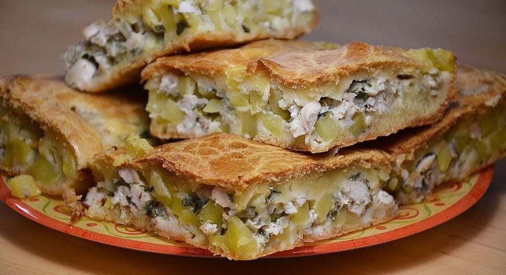 Швидкий заливний пиріг на сковороді: смачний, ситний, готується без духовки, а аромат просто неперевершений 