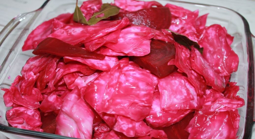 Беру 1 капусту, 1 буряк і роблю ферментований салат по-київськи: забутий рецепт 