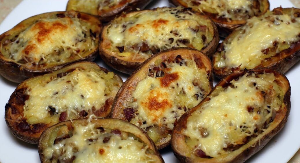 Такою стравою нагодуєте всю сім’ю: неймовірна запечена картопля з соковитим фаршем та ароматним сиром 