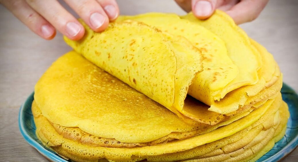 Замість звичайних готуємо тоненькі кукурудзяні млинці: з цим рецептом тісто виходить еластичним і ажурним 