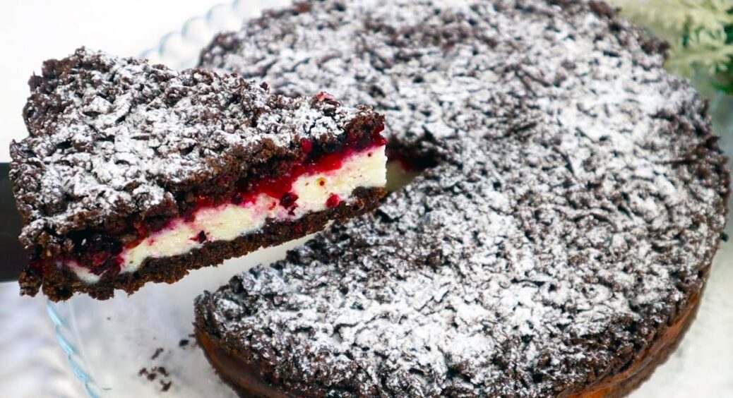 Стильний десерт, який йде в ногу з часом: мінімум цукру, але солоденький. Тертий пиріг з сирним кремом 