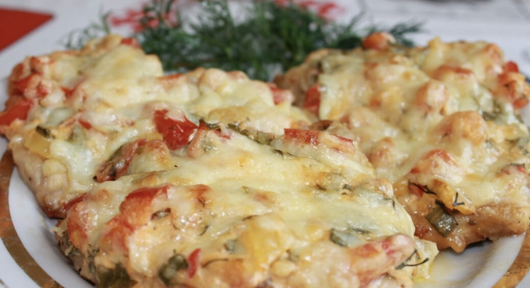 Таке м’ясо хочеться їсти цілими днями: загортаю куряче філе у фольгу і запікаю цю смакоту рівно 15 хвилин 