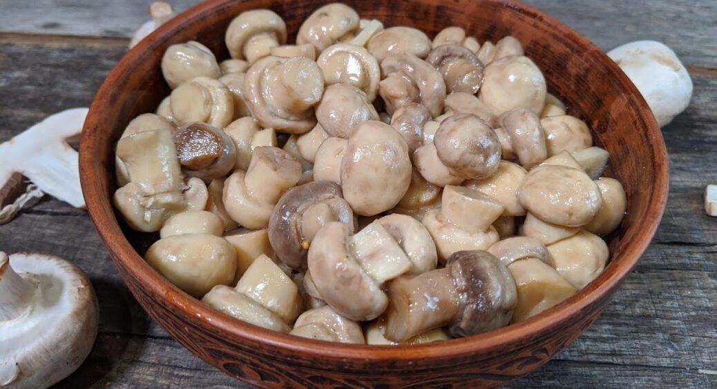 Не гриби, а просто казка: печериці, мариновані за 15 хвилин, будуть розлітатися за будь-яким столом 