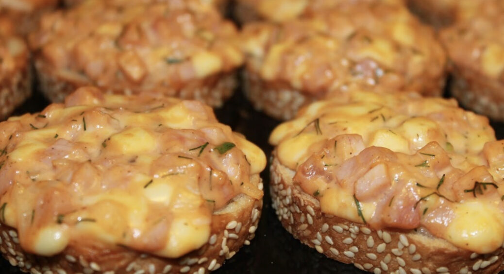 Всі ситі і задоволені. Соковита начинка на хрусткому батоні: як приготувати найсмачніші гарячі бутерброди 