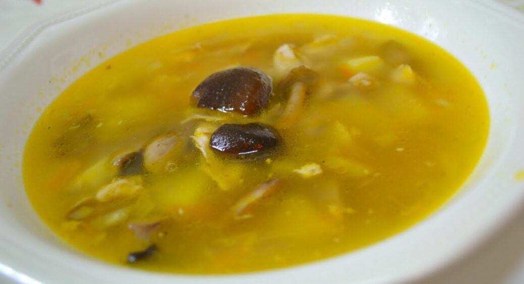 Грибна юшка з квасолею — ситний обід по-українськи, який підкорить його ароматом, тільки-но він зайде в дім 