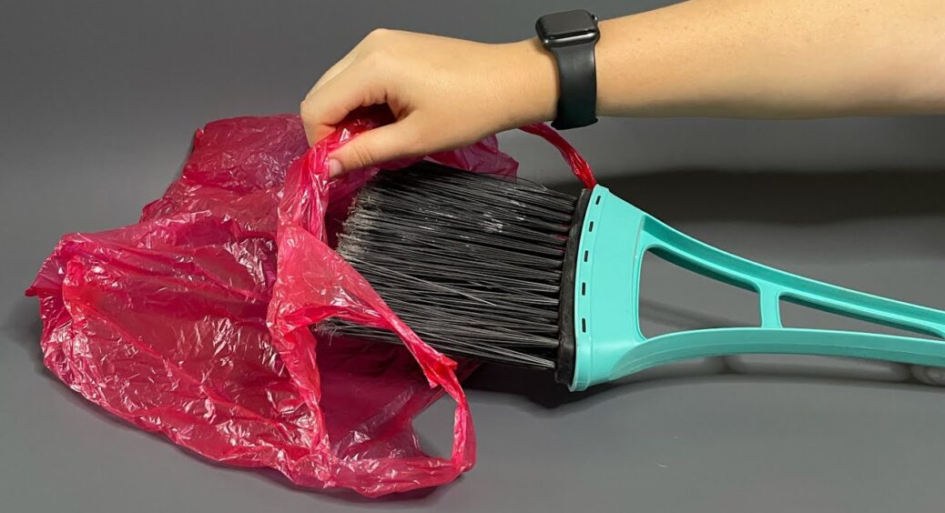 Одягніть на віник пакет і готуйтеся дивуватися: цікавий трюк, який значно збільшує ефективність прибирання 