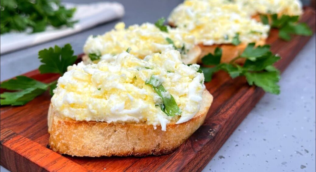 Просто, але як смачно, і ніякого майонезу: ця незвичайна закуска з 2 продуктів стала хітом на святах 