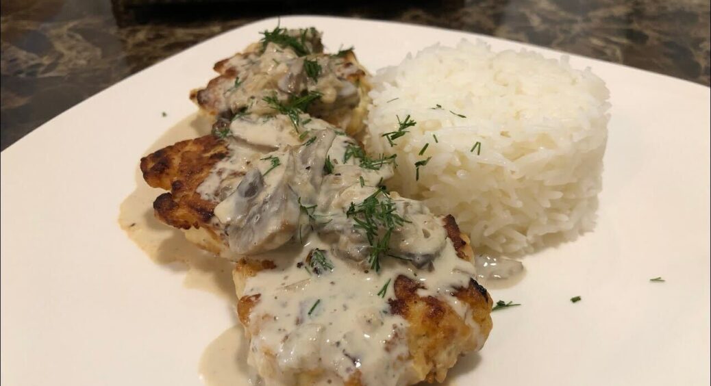 Моя мама навчила, а тепер готую чоловіку: ділюся рецептом соковитих котлет у вершково-грибному соусі 