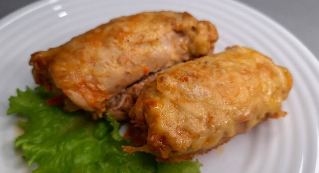 Відбийте філе та загорніть начинку: такі курячі рулетики прикрасять і звичайну вечерю, і свято 