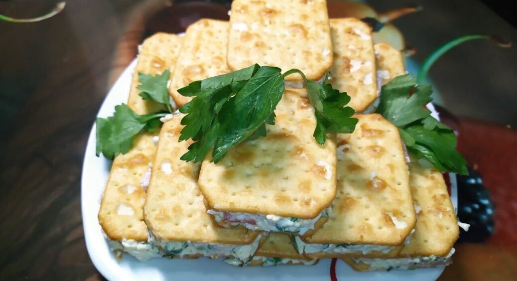 Рецепт сирної закуски на крекерах: і красиво, і святково, що не відірвати погляд. Готуються за кілька хвилин 