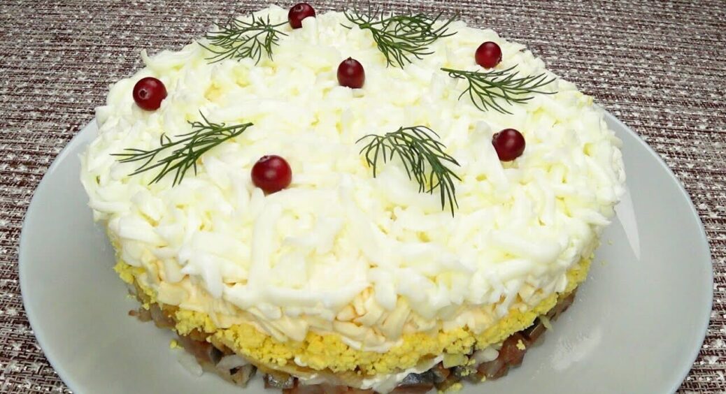 Від цієї краси довго не могла відірвати очей: готуємо вишуканий зимовий салат “Оселедець під снігом” 